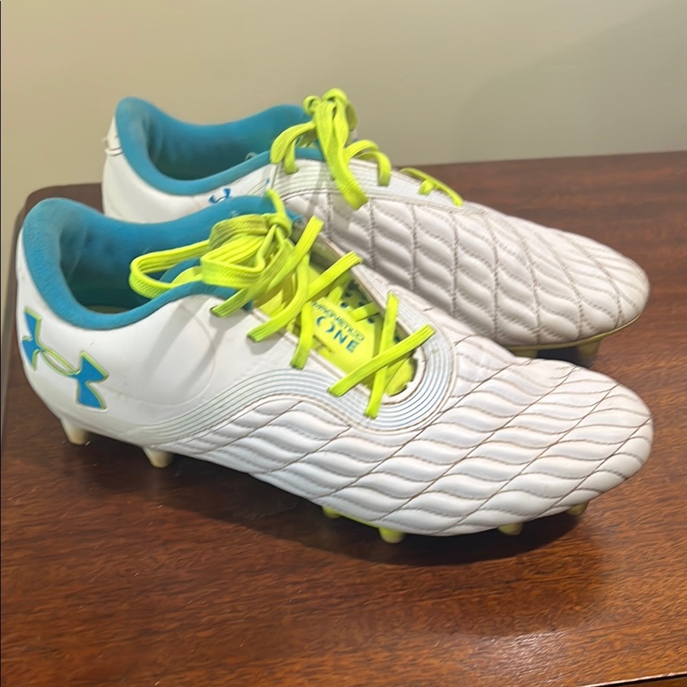Under Armour Women’s White Soccer Cleats Size 8